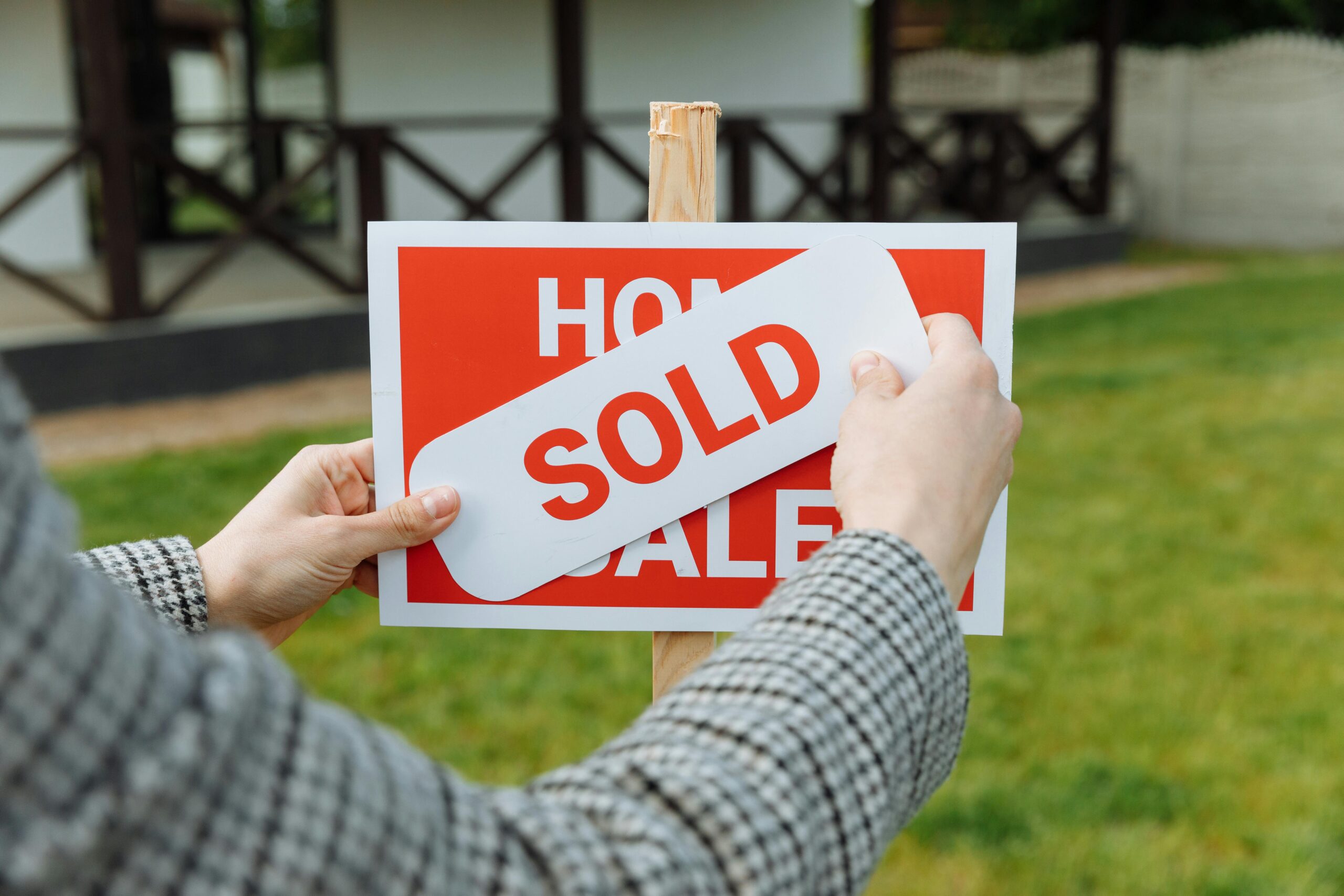 Warning Signs of a Housing Downturn in the U.S and What You Need to Know 1 housing downturn